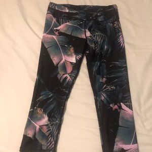 Fabletics Palm & Pink workout Capri length pants!